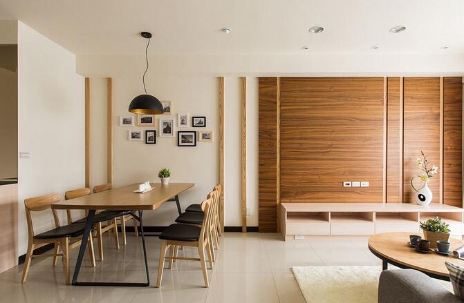 从电视背景墙到餐厅墙面，由深色到浅色的过渡游竖条的木材配合完成，也使得两片区域的视觉达到了平衡。