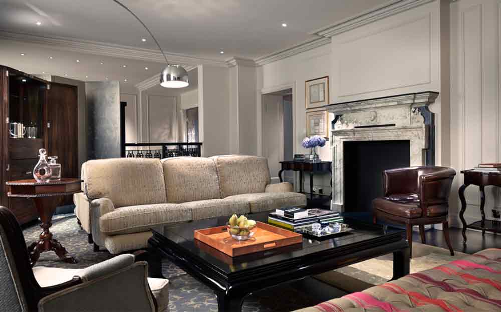 厚实的布艺沙发是客厅的主要视觉中心，所以要充分凸显大气的个性风尚，同时也要强调舒适和实用性。