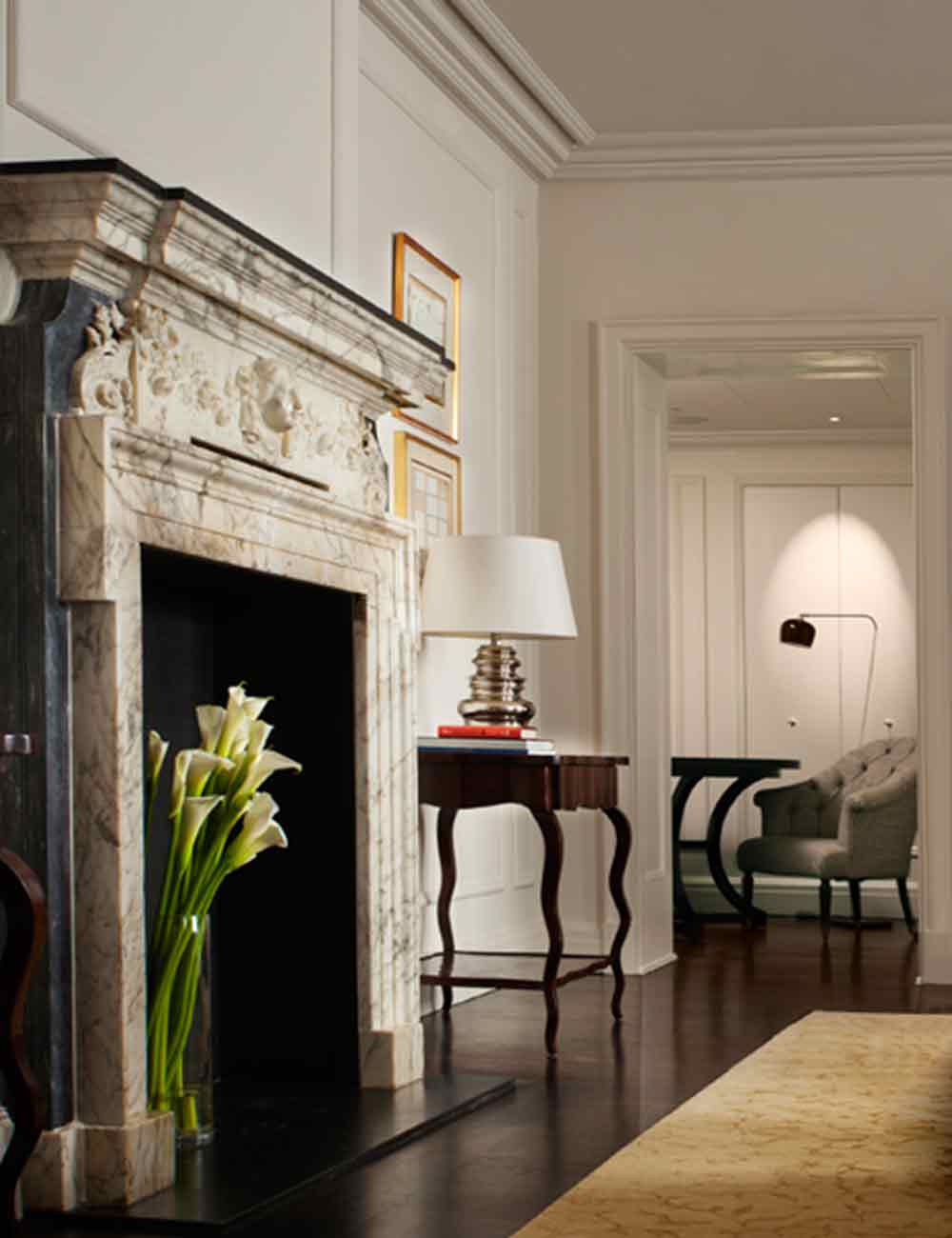 客厅的壁炉是美式风格家装中十分有代表性的装饰。以清雅的马蹄莲点缀花纹随性的大理石，显示着纯天然的美好。