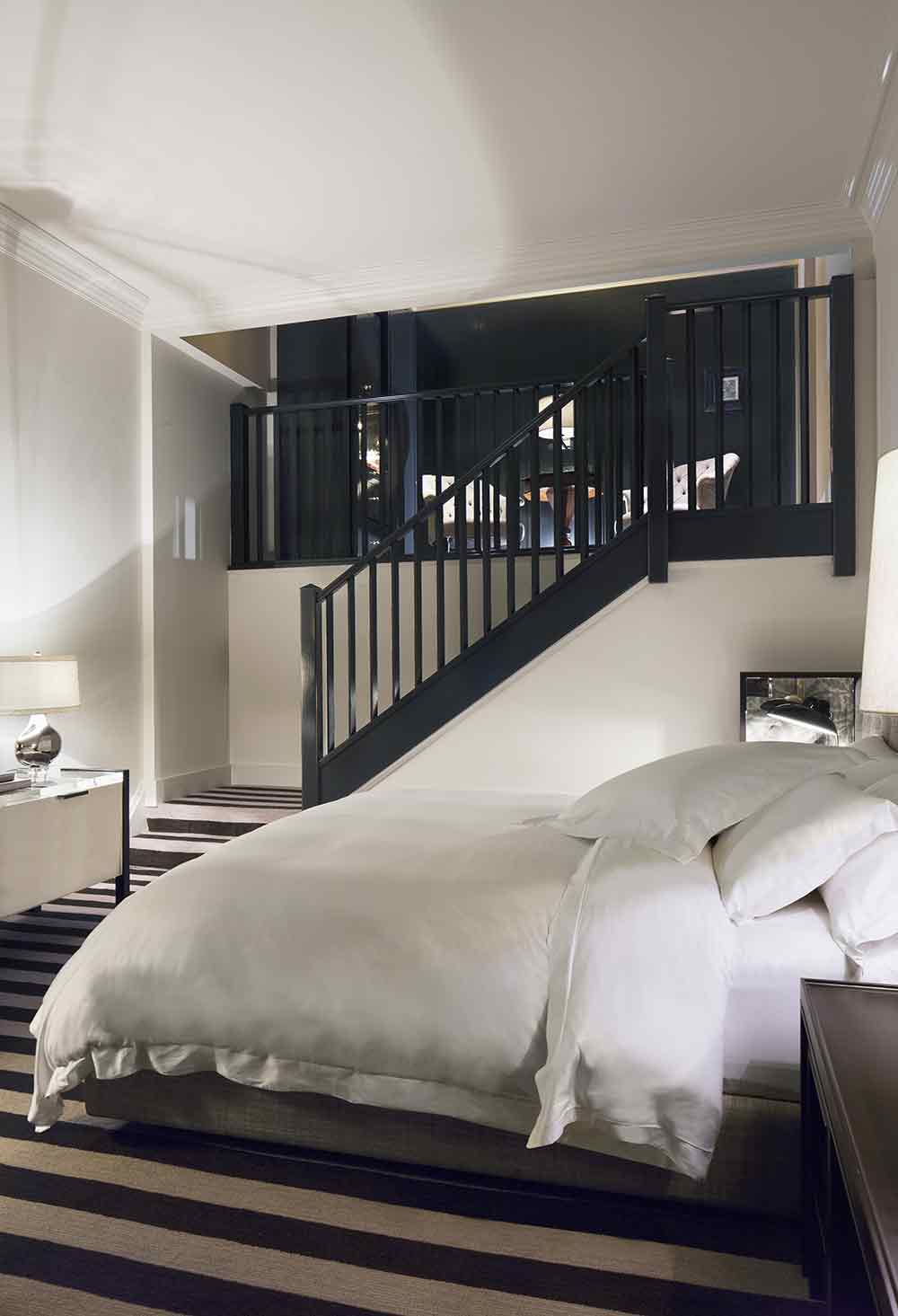 造型简洁的黑色楼梯与整体环境相衬，开放式的卧室格局也体现着新式的时尚。
