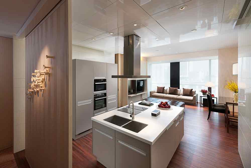 开放式的厨房是现代家居中越来越多人的选择。值得一提的是，入门处玄关的设计充满了现代的艺术趣味。