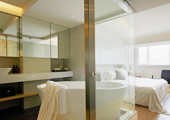 以透明玻璃隔出了主卧的卫生间，开放式的设计凸显了前卫的风貌，随性的鱼缸摆放和简单的卫浴设计展现着宜家式简约的美感。