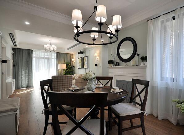 客厅的另一端安排为用餐区域，圆形的餐桌呼应了温馨的空间美感。木质特有的舒适触感总能带来有深度的亲切氛围。