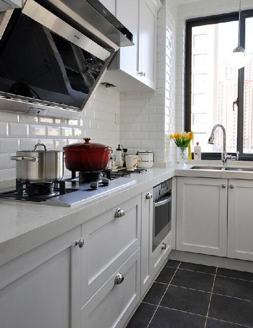 同样以白色作为基调的厨房配备了齐全的实用功能，大面积的窗户为充足的自然采光提供了有利条件。