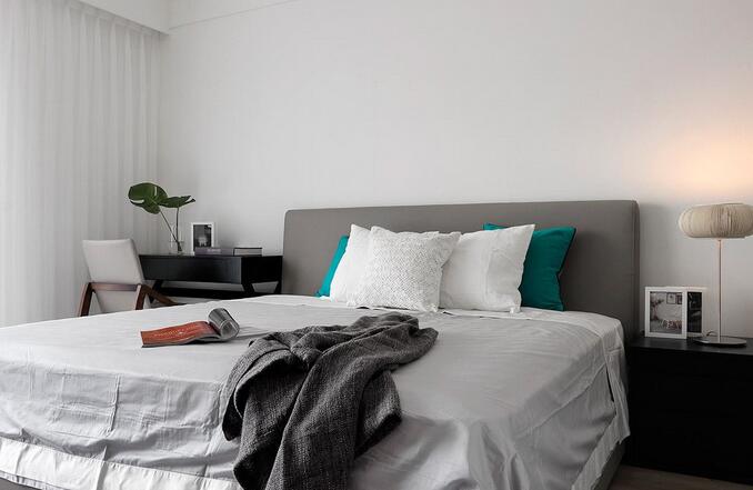 墙面以纯白的主色包覆，仅通过简约造型的家具软装铺饰空间，营造出了现代的舒适美感。