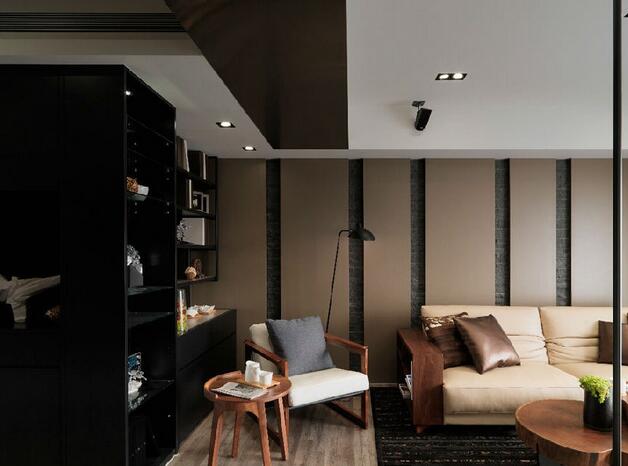 沙发背景墙以多层的设计装饰，棕褐色的平滑质感配以灰色粗糙质感的线条，富裕了住宅变化丰富的意境。