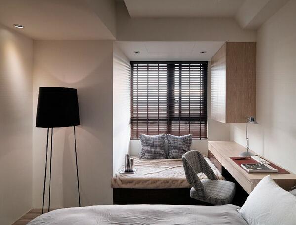 柔和的灯光通过设计感极强的灯具照射出温馨的卧室氛围。窗边小空间的软榻设计更是一处窝心的休憩区域。