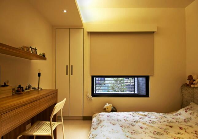 以温暖的米色、黄色为主色调进行铺陈，卧室成为了宁静而温馨的小窝。吊顶横梁下以相同的比例设计收纳柜，和谐美观。