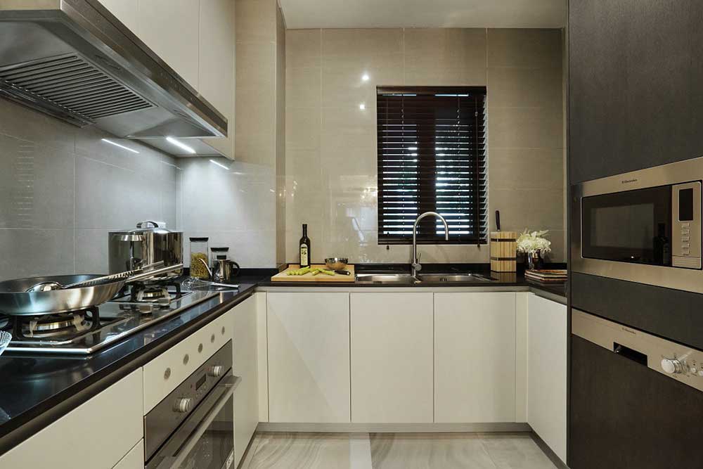 方形的厨房空间走动方便。右侧大型里面结合了烤箱、微波炉等功能，体现了现代家居功能性的有效结合。