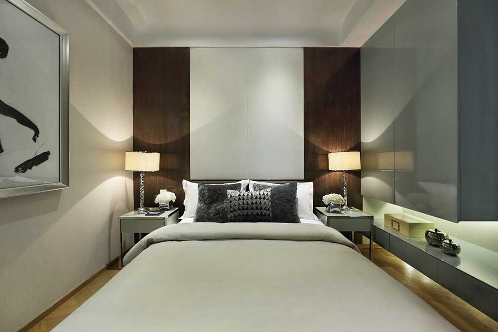 主卧装修造型利落清爽，给人以舒适安心的感受。设计师更在床头利用灯光的效果营造出了浪漫而柔和的氛围。