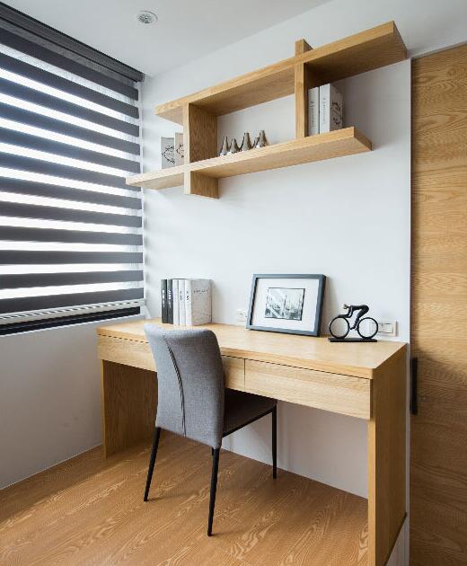 墙面展示架造型与客厅的相一致，简单造型的书桌椅为工作和学习提供了一个温馨而舒适的环境。