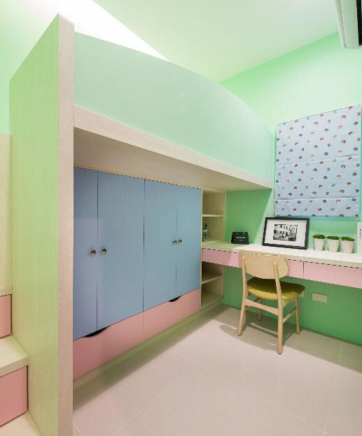 儿童房以清新的绿色定调，儿童床和衣柜、书桌一体式的设计成为了小空间内实现完整机能的最佳选择。