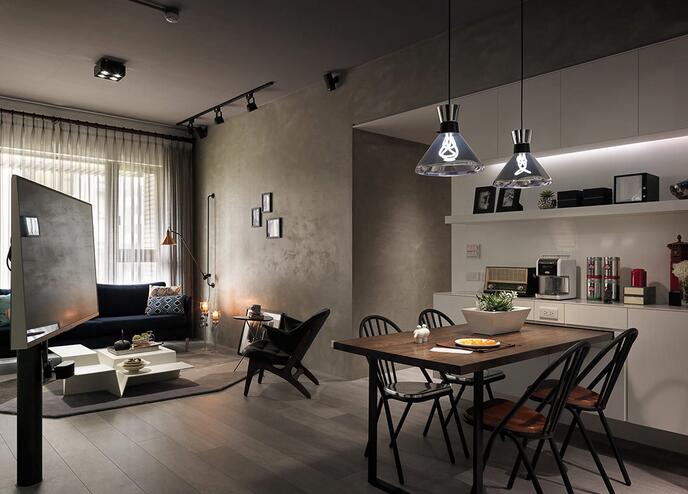 设计师开放式地将客厅、餐厅与厨房规划在同一水平面，同时以具有不同特点的光线分别作装饰，将每一个功能区域点亮。