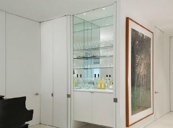 比例展示柜架高处理，提高了空间的高度，也为一片纯白的设计中增添了明亮通透的视觉感受。