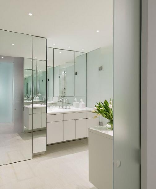 酒店式的卫浴空间以大面积的镜面材质铺陈，打造了神秘的错乱感和层次丰富的立体空间感，为使用者营造了大空间的舒适体验。