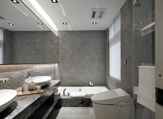 卫浴空间墙面具有自然纹理的瓷砖与水泥墙面相近，浴室台面也以同色系的大理石铺饰。下沉式的浴缸个性十足，也让空间更为宽敞舒适。