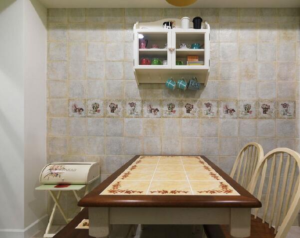 做旧质感的瓷砖将用餐区域铺陈出了复古感和日常的氛围。餐桌椅的样式设计也与墙面相呼应。