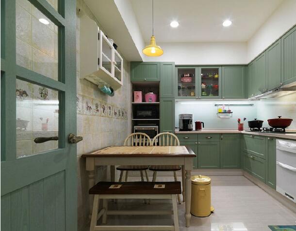 厨房区域以清新可爱的绿豆色为基调，穿插点缀的几处黄色铺叔了家的温情。多功能的橱柜完美地满足了一家人基本的生活收纳需求。