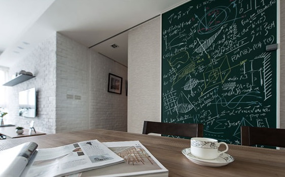 餐厅后方设置了一扇黑板式的推拉门，所有的创意和生活便签都可在此发挥和记录，餐桌也可以随时转换为工作桌。
