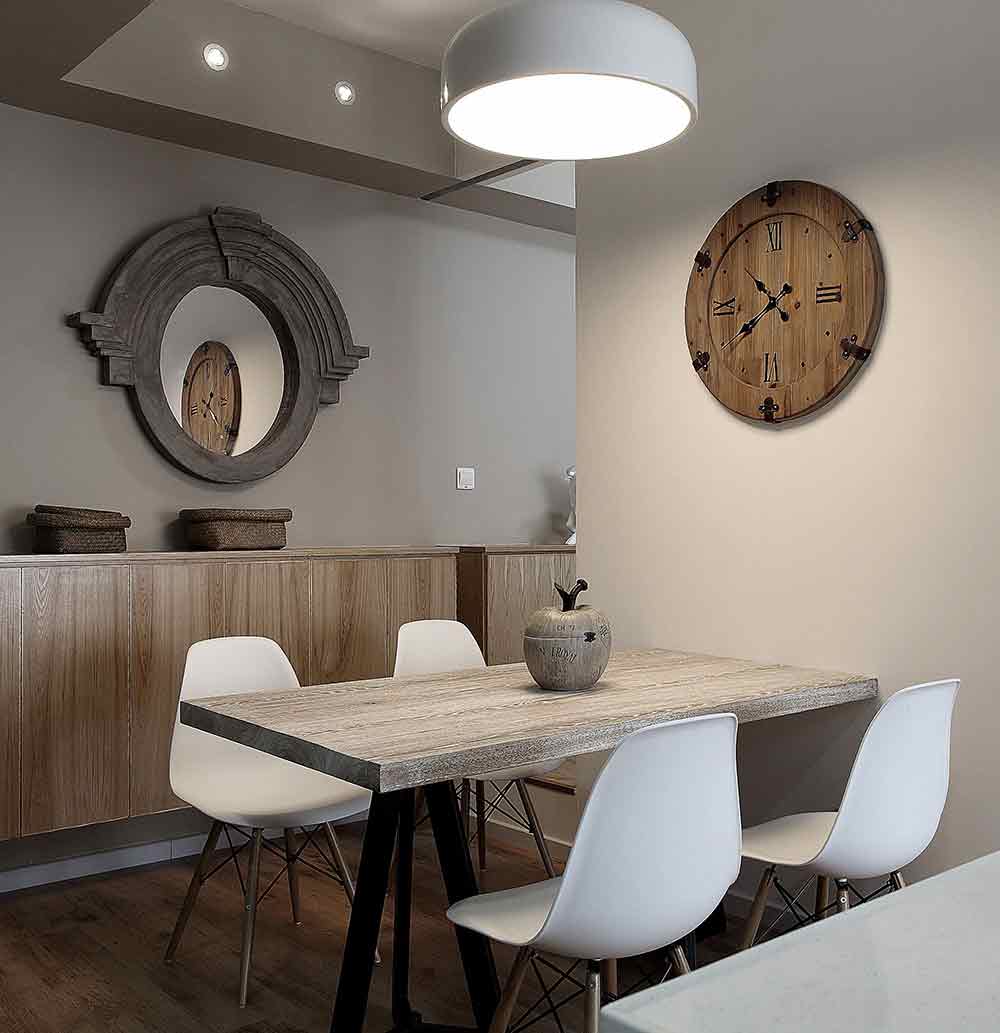 餐厅区域的家具以更具古朴质感的木作设计，配以带有柔和线条的白色餐椅和灯饰，温润动人。