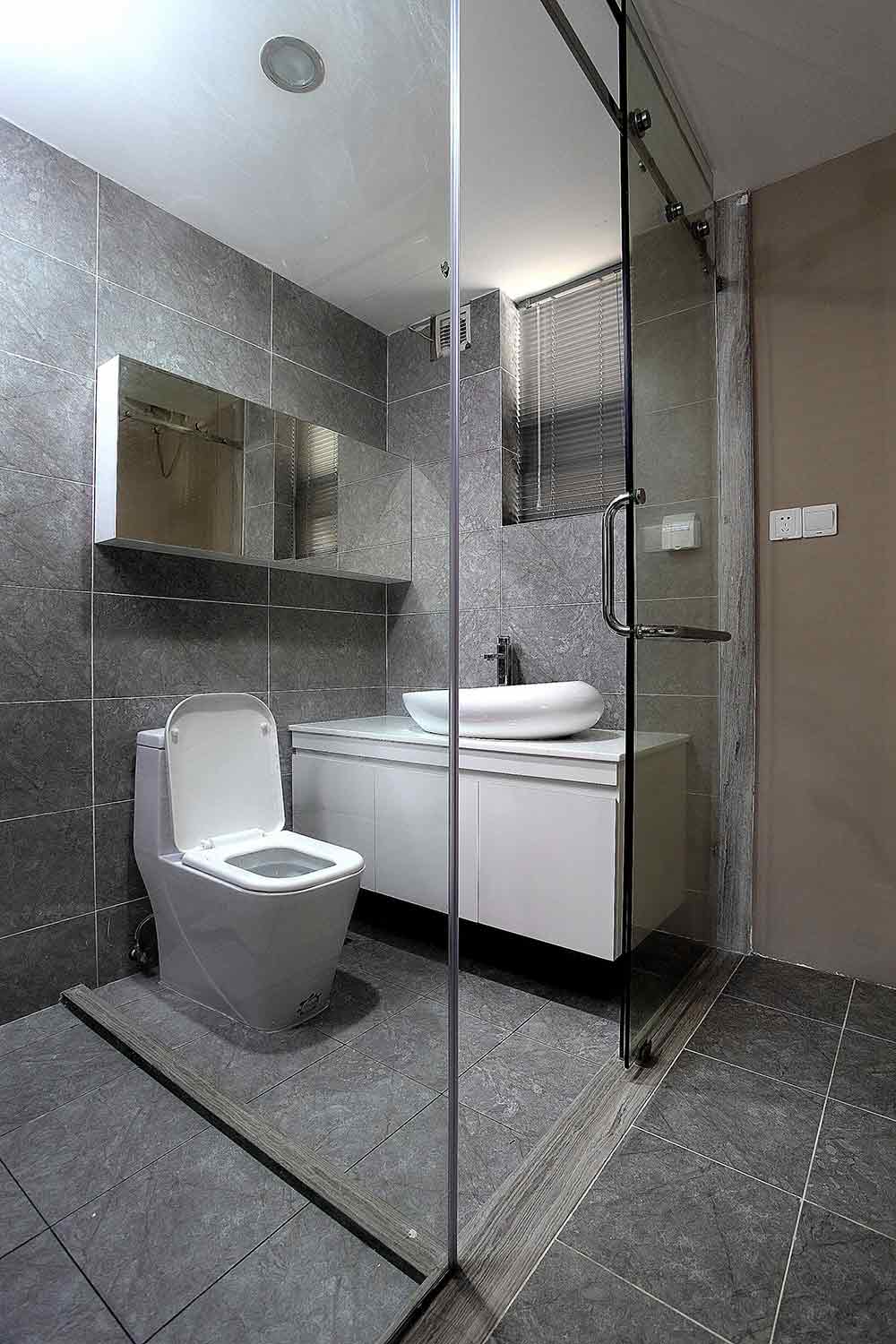 卫生间以玻璃隔断的形式清晰划分出了干湿区域，空间整齐利落而干净舒适。