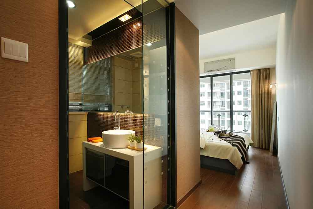 大面的浴室镜将狭小的空间尽可能地放大，营造出了舒适的私人享受氛围。