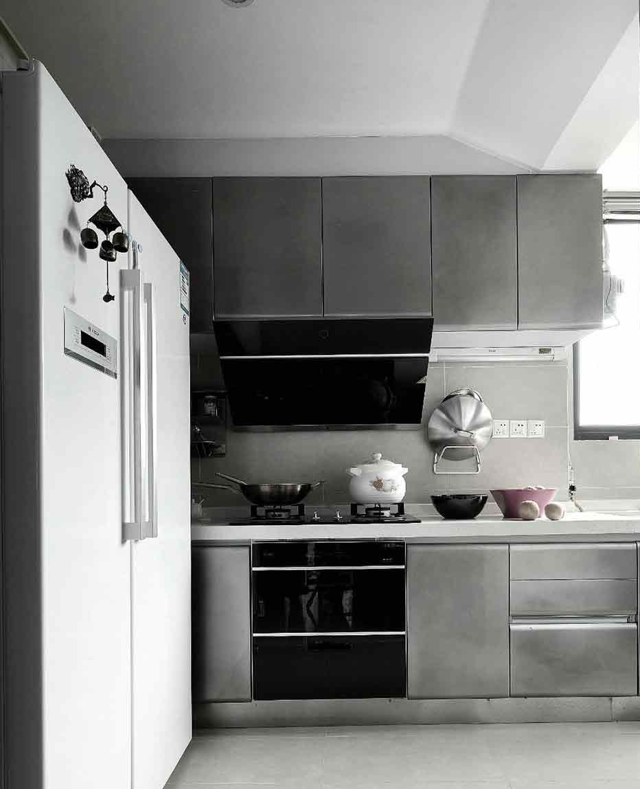 厨房以大型的冰箱作为一大立面，设计独特而富有现代时尚感。