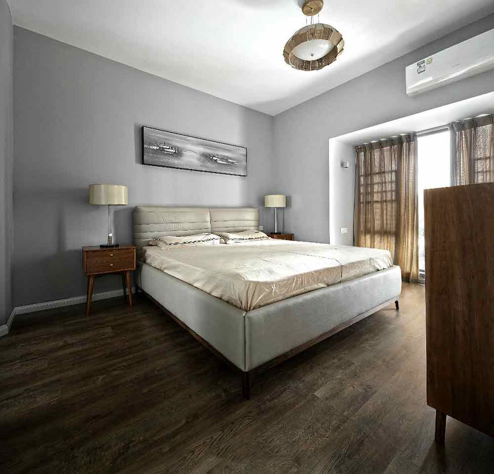 卧室以素雅为主题，浅灰色的墙面环绕浅米色床品，半透明的纱帘增添了朦胧的梦幻感。