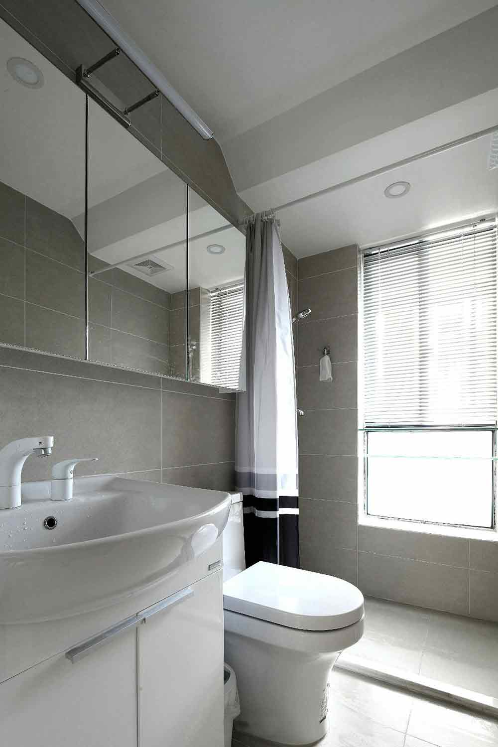卫浴空间明亮简约，以拉帘代替实体隔断，使空间更自然开阔。