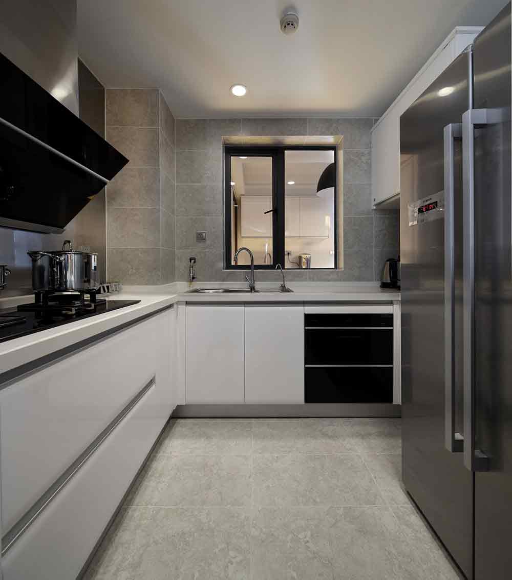 厨房区域空间宽敞，现代简约的装修设计便于日常生活的操作使用。