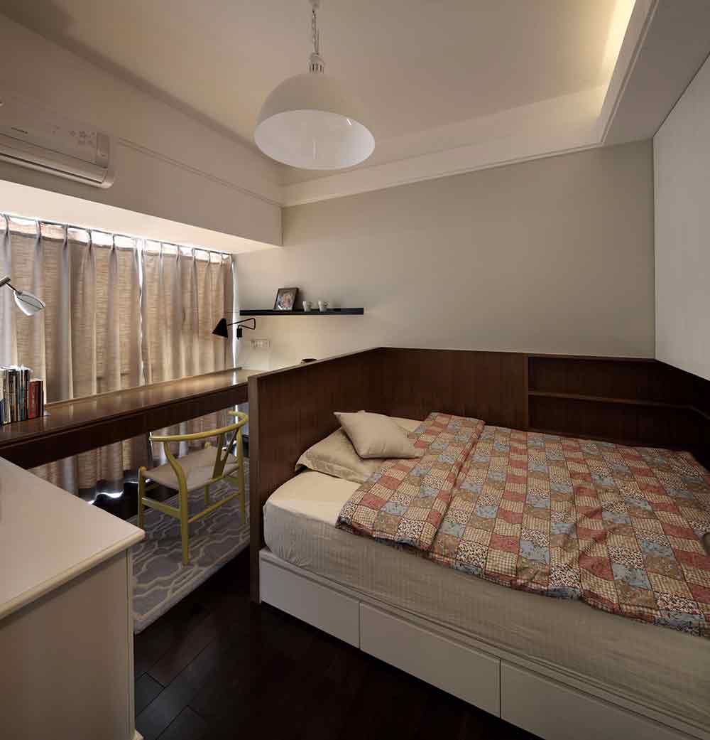 客卧床周护栏式的设计十分巧妙，创造出了收纳空间的同时也作为和办公区域的隔断使用。