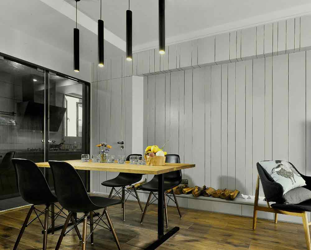 餐厅的吊灯配合墙面线条，创造出了和谐统一的设计风格。黑色的定调酷炫而时尚。 4