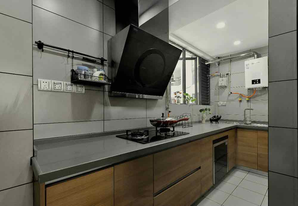 厨房以木作和银灰色的材质相调和，狭长的空间内饱含工业个性。