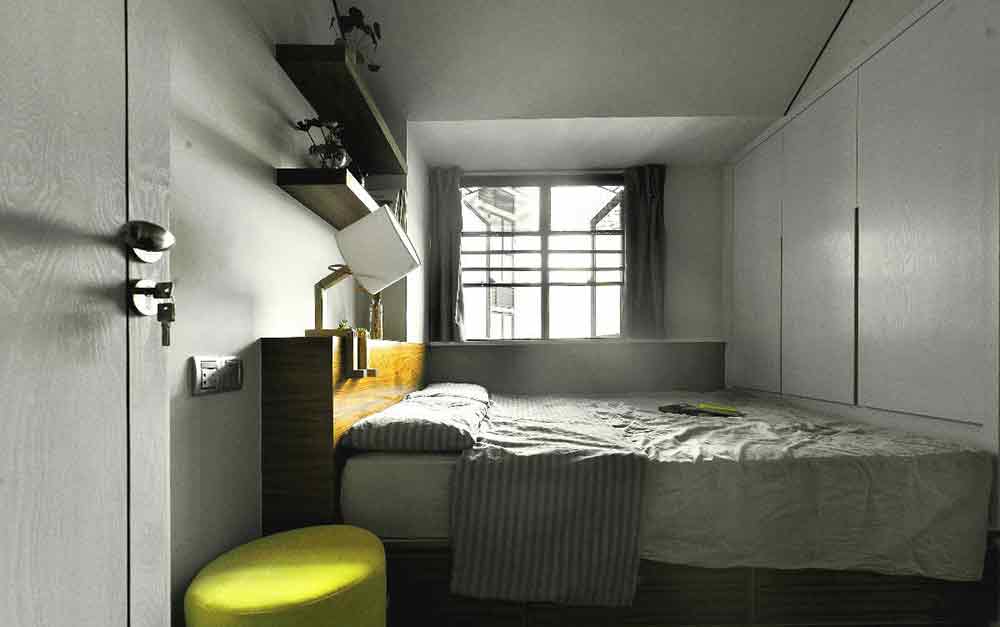 次卧空间注重实用性能，床尾的柜体收纳功能强大。床头灯造型别致可爱。