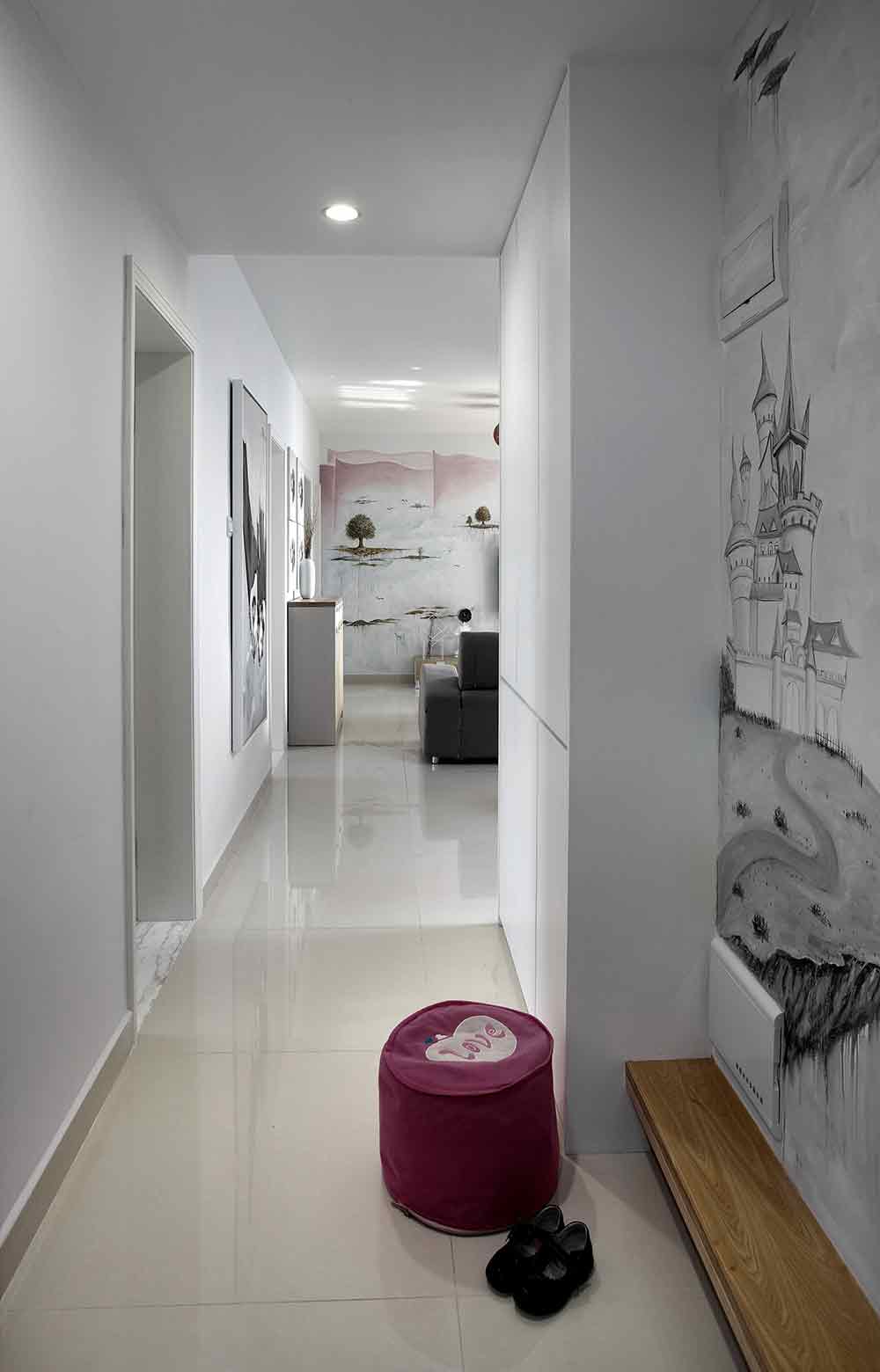 玄关处墙面以纯白作为基底，设计师以黑白的笔触描绘了富有童趣的意境。以简单的层板代替鞋架，创意十足。