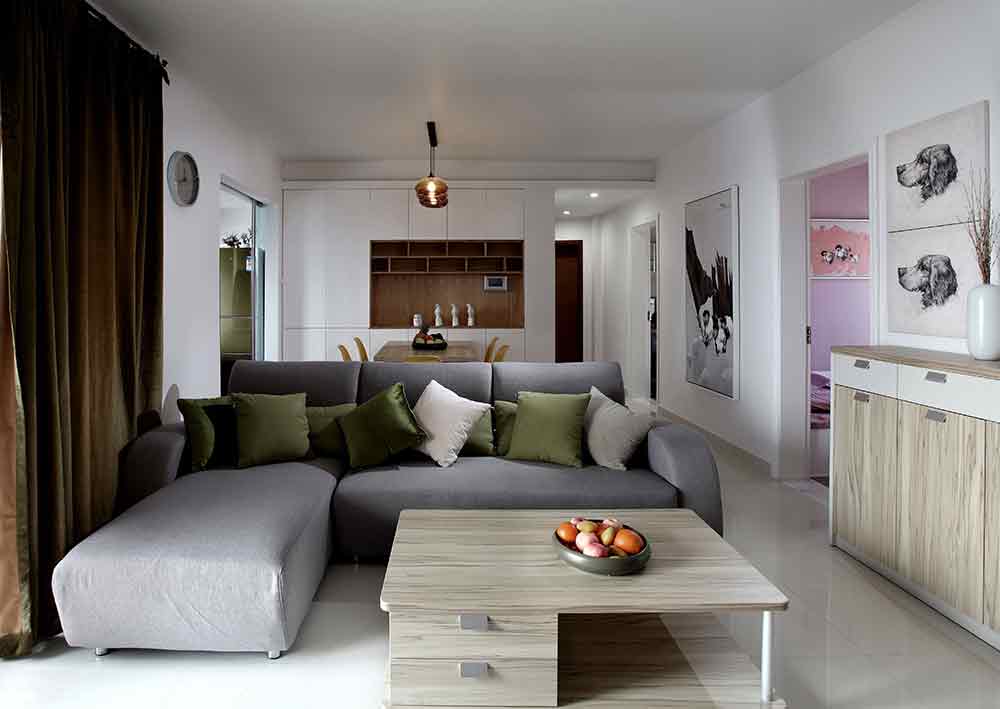 灰色沙发占据了客厅的主要空间，带来了舒适安然的贴心氛围。