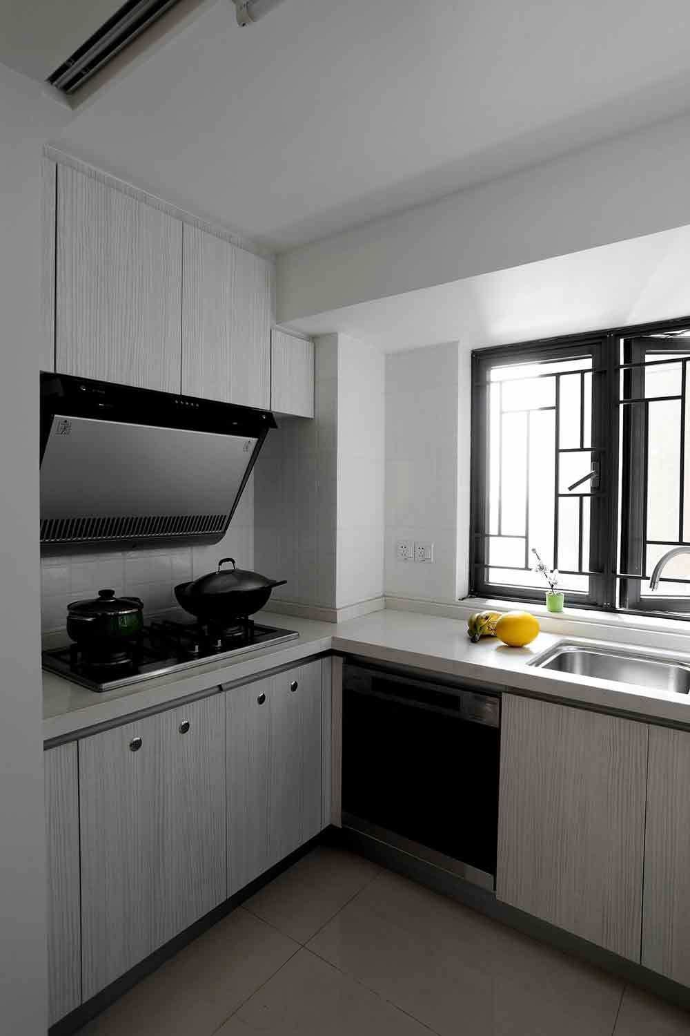 厨房的方形格局使得不同功能能够分区布置，在日常实际使用时极为便利。