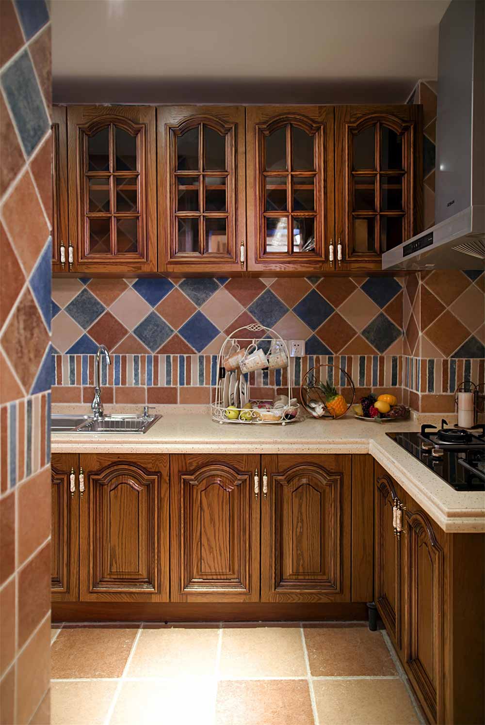 厨房的瓷砖色彩相对跳跃，为下厨带来了轻松愉悦的感受。