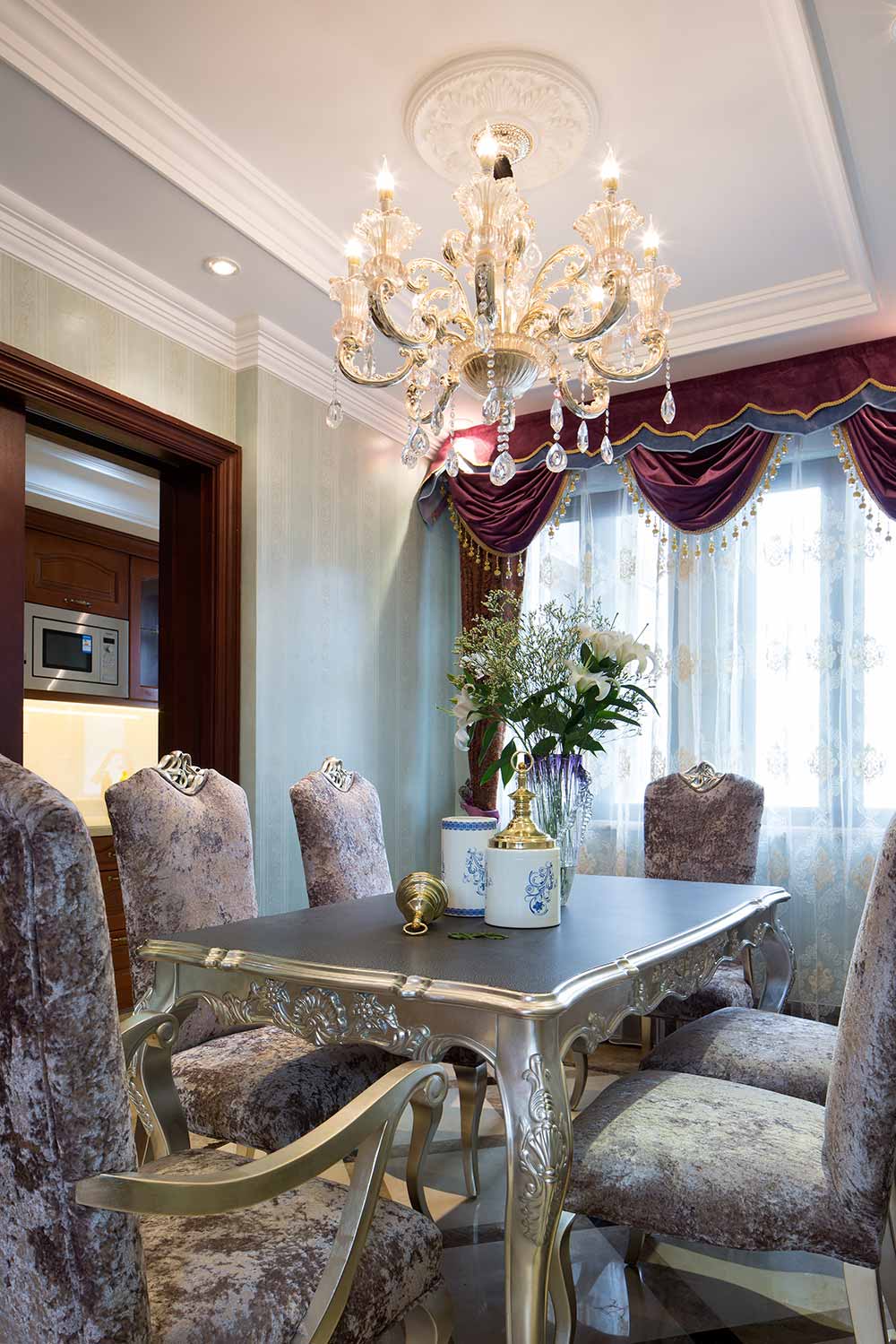 绒布材质为室内带来了踏实而高贵的质感。浪漫的紫色、优雅的灰色共同为餐厅区域围塑了温馨的环境。