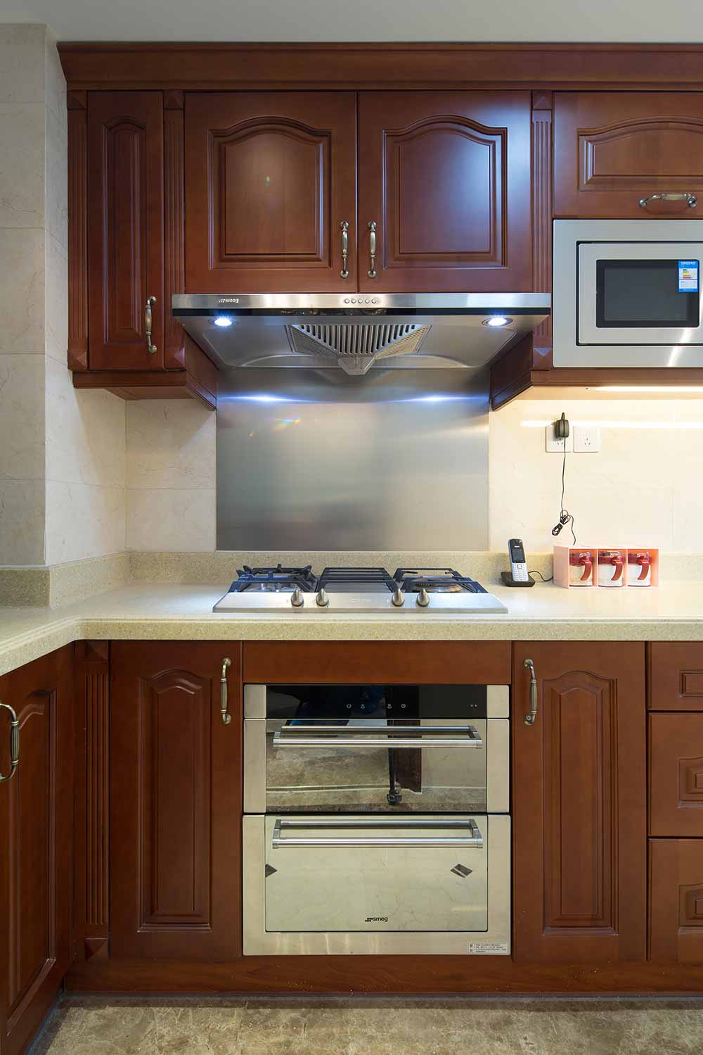 厨房以原木材质铺陈，带有独特而传统的厚重感和踏实感，同时强调了实用功能。