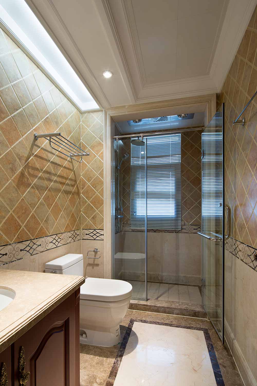 卫生间干湿分离做的十分完善，菱形瓷砖的铺贴方式清新而俏皮。