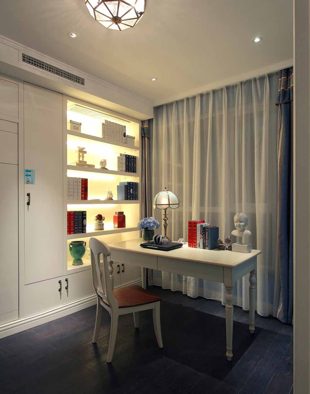 书柜内嵌的灯光为提升书房空间的亮度做了辅助，白色的基调清爽自然。