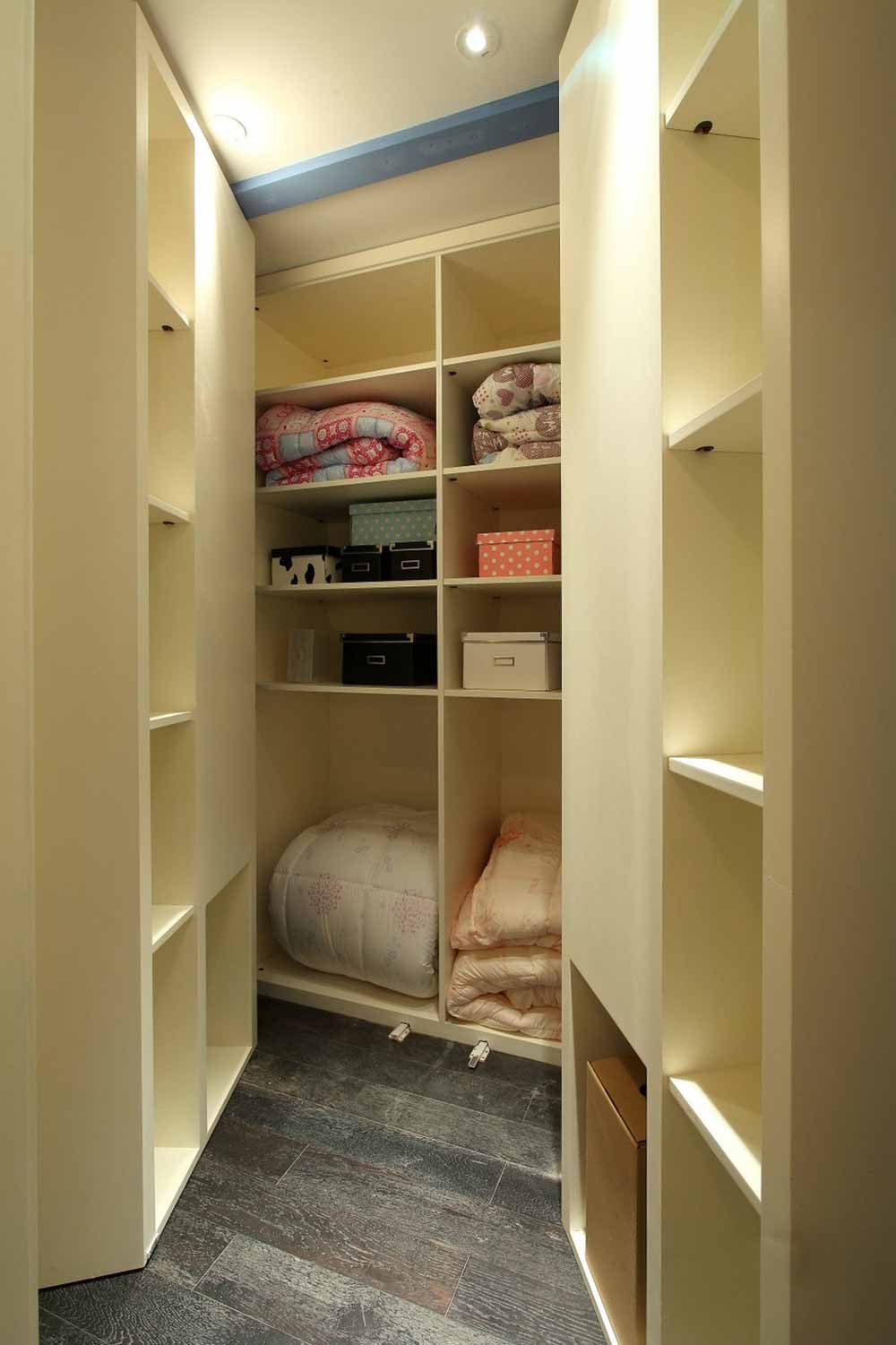 衣帽间利用畸零空间打造，柜体的整面环绕创造出了独特的空间美感。