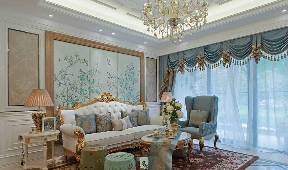 沙发背景墙上以绷布包覆，绘以秀丽清新的花草图案，使客厅华贵而清秀。