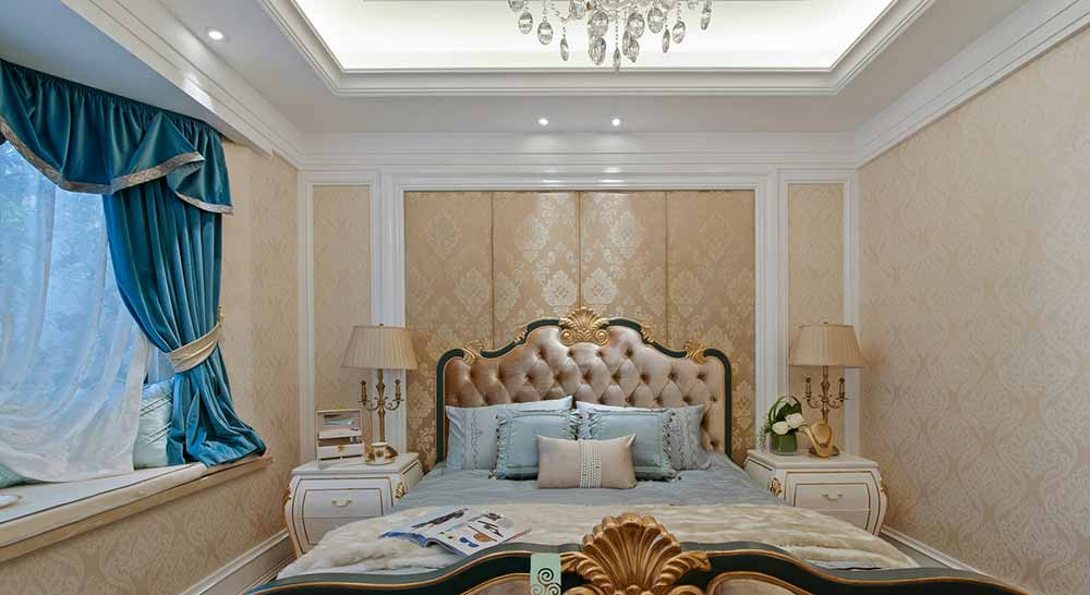 床头的设计呼应了客厅沙发的造型，也是欧式风格中的经典。墙面若隐若现的花纹低调地彰显着尊贵。