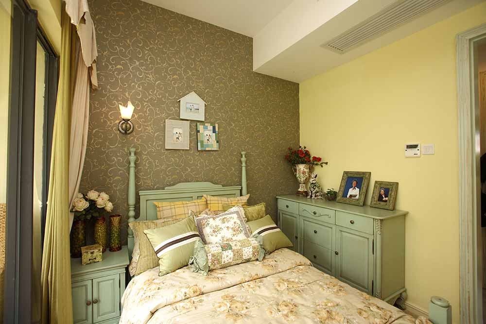 灰色的床头主墙强调了沉稳的空间氛围，为睡眠的安宁铺垫了合适的环境基调。