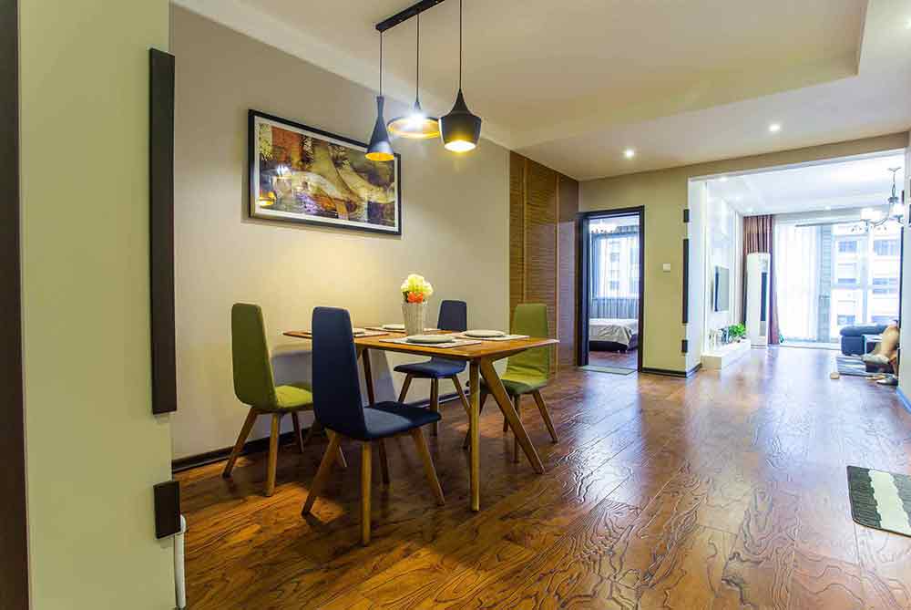 餐厅桌椅的选材呼应木质地板，木作的设计更为贴近自然。蓝、绿色的颜色搭配出了轻快活泼而不过分艳丽的视觉效果。