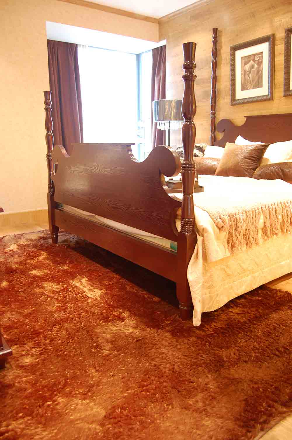 次卧延续着主卧典雅的风格，明清样式的床具把中国风演绎得恰到好处。