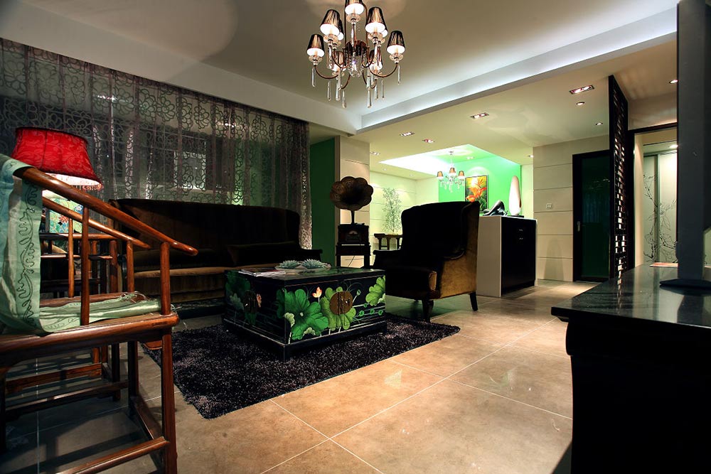 客厅主打黑色和质朴的原木色，但在小细节处运用青翠欲滴的绿色装饰，提亮了整个空间。