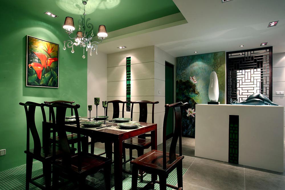 餐厅用绿色的墙体和绿色的半面吊顶来诗话空间，任千年的故事在餐桌上流淌。